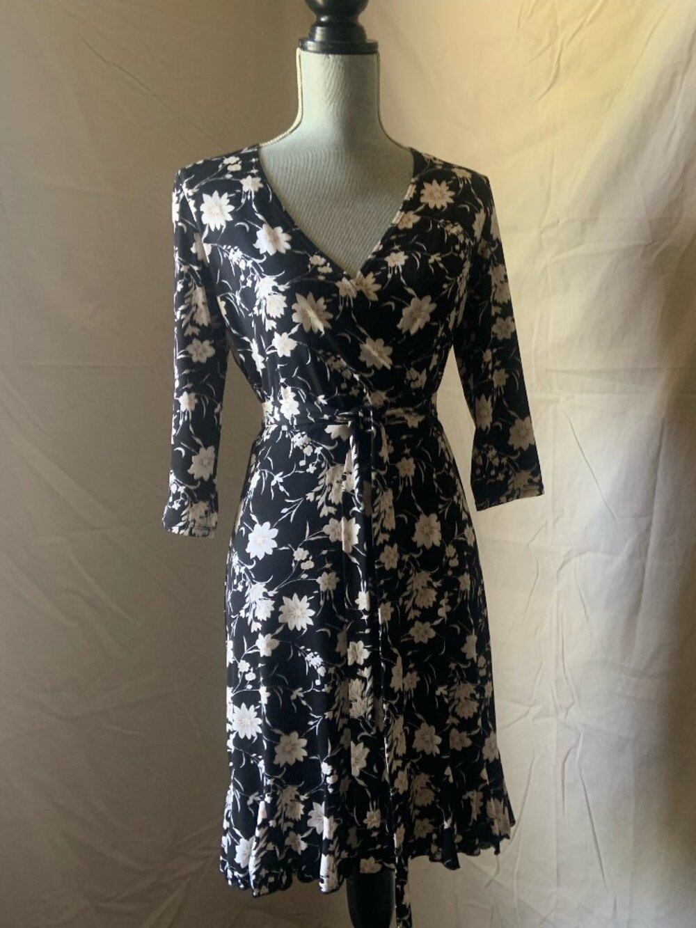 Glamour Dress Size 4P Black and White Floral